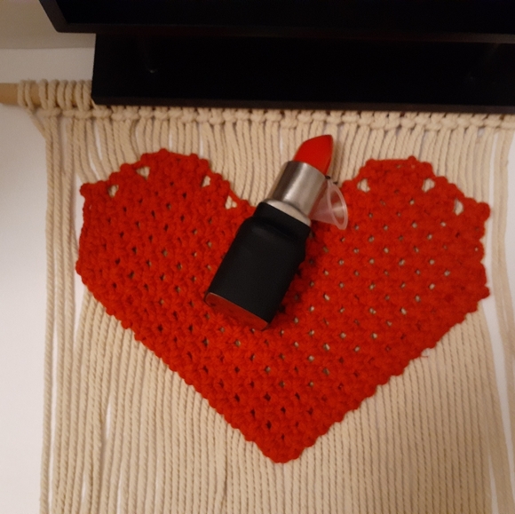 *NWT* 6oz. Red Lipstick Flask - Picture 3 of 5